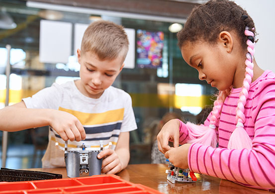 kids building toys